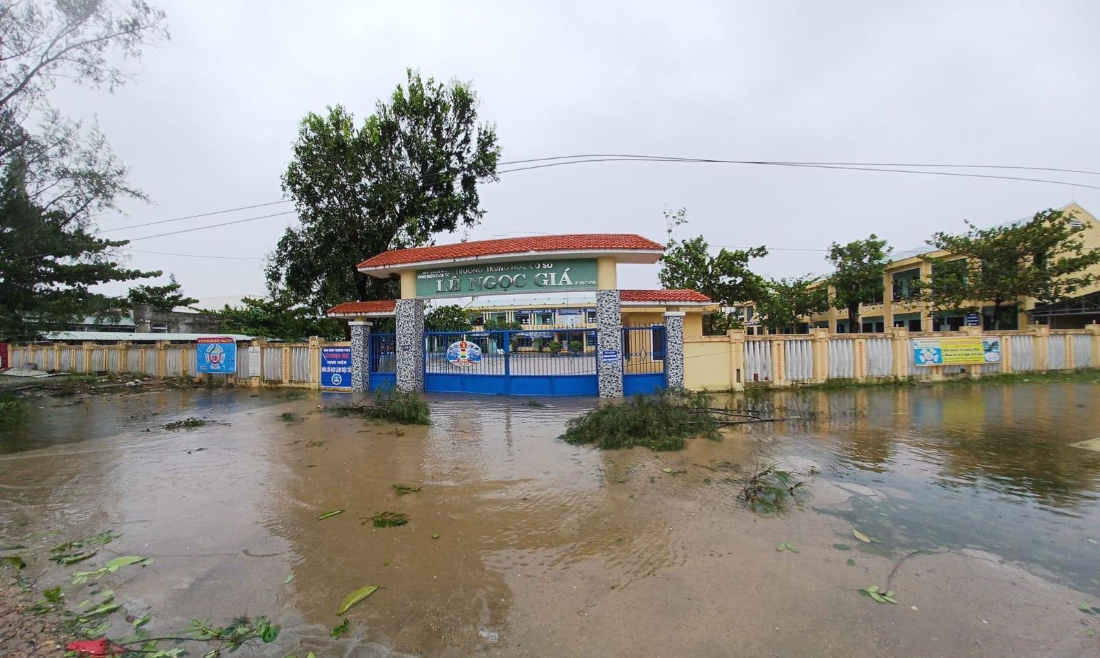 Ghi nhận trên tuyến QL1 qua tỉnh Quảng Nam, từ sáng nay, nước bắt đầu dâng cao tràn qua đường.