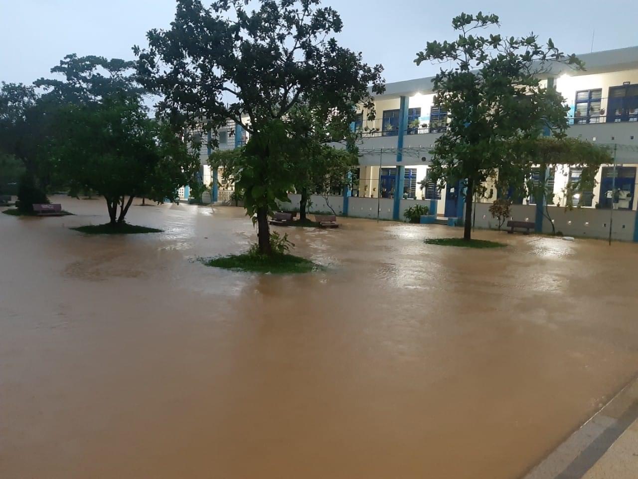 Trường tiểu học Số 2 Hoà Liên chìm trong biển nước.