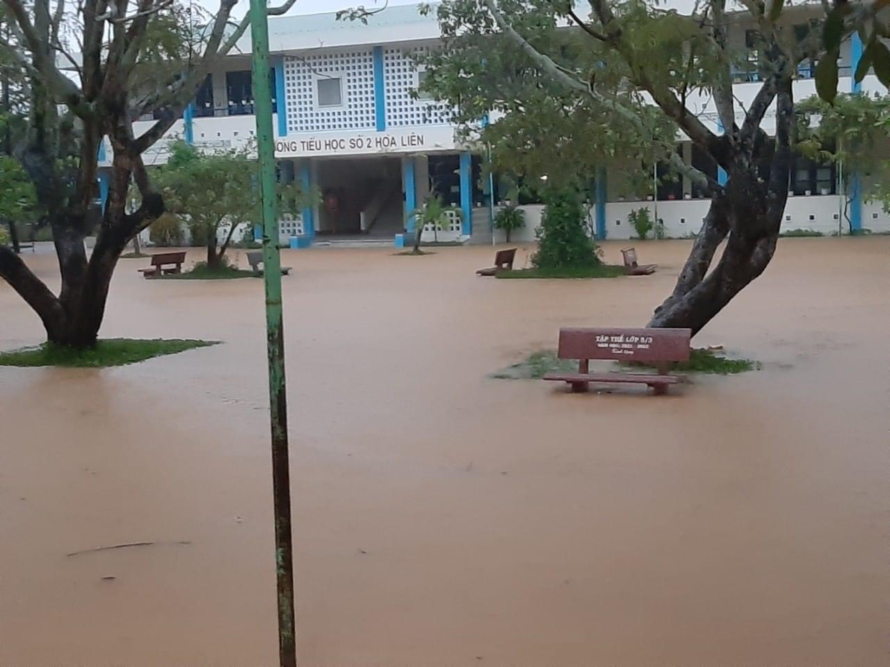 Trường tiểu học Số 2 Hoà Liên chìm trong biển nước.