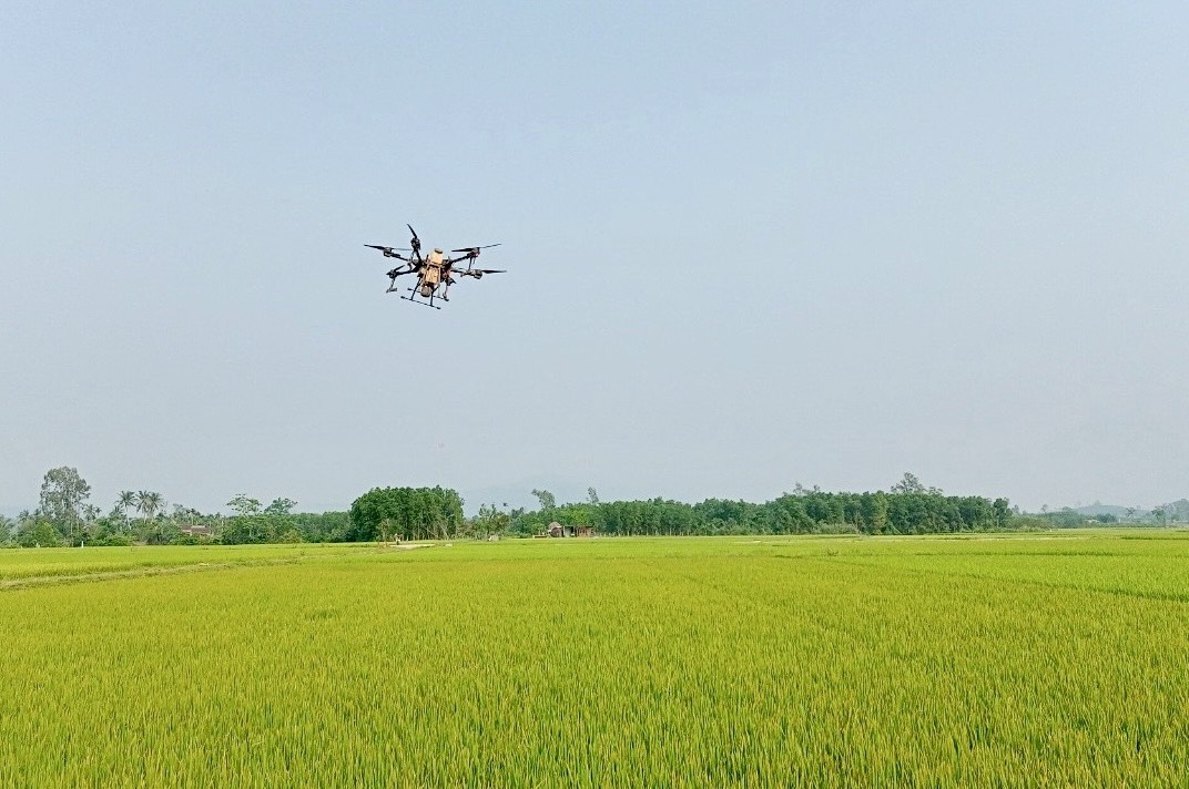 Công nghệ bay không người lái góp phần giảm thiểu đáng kể công sức canh tác cho người nông dân.