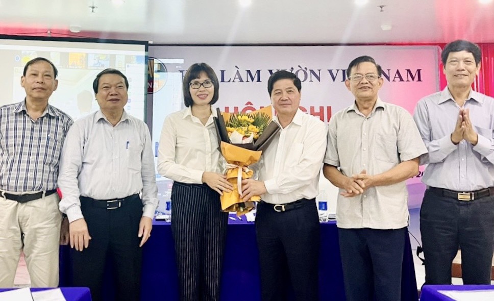 Đại diện Vụ Tổ chức phi chính phủ (Bộ Nội vụ) tặng hoa chúc mừng ông Lê Quốc Doanh, tân Chủ tịch Hội khóa VII, nhiệm kỳ 2020-2025.