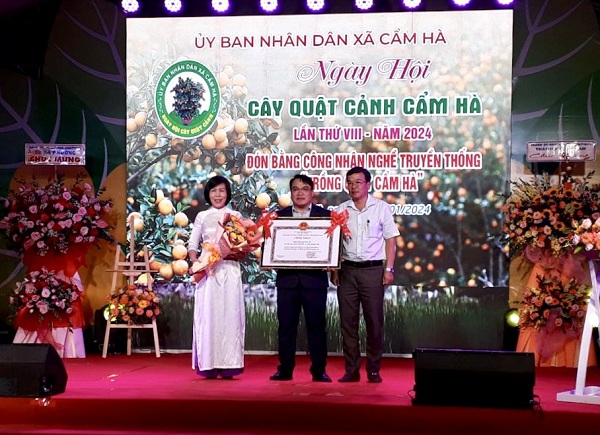 Phó Chủ tịch UBND TP.Hội An Nguyễn Thế Hùng trao bằng công nhận Nghề truyền thống cấp tỉnh “Trồng quật ở Cẩm Hà”.