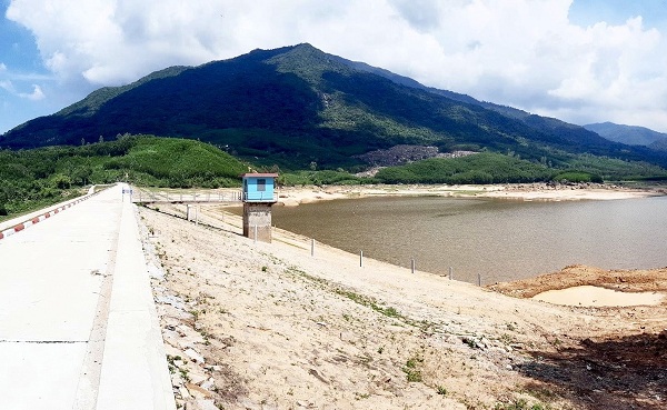 Hiện mực nước của các hồ chứa thuỷ lợi trên toàn tỉnh đang ở mức khô hạn đáng chú ý.
