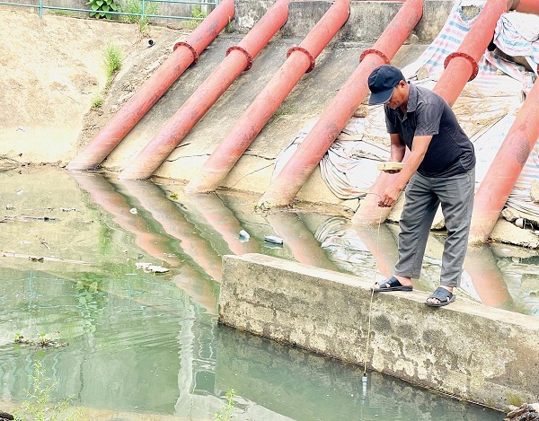 Từ tháng 3/2024 đến nay, tại trạm bơm điện 19/5 thuộc xã Duy Phước, nước mặn liên tục xâm nhập sâu vào bể hút.