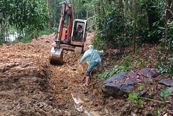 Xe cơ giới tạo mương chia nước trên đỉnh núi phía sau khu dân cư Nà Nổ, huyện Hiệp Đức.