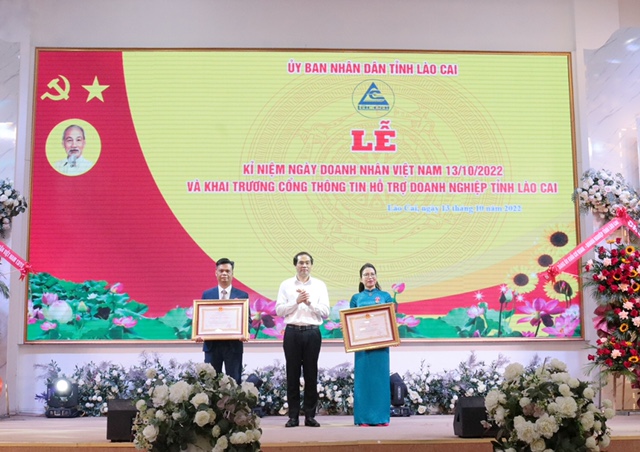 Ông Trịnh Xuân Trường Chủ tịch UBND tỉnh Lào Cai tặng bằng khen cho các doanh nghiệp xuất sắc.