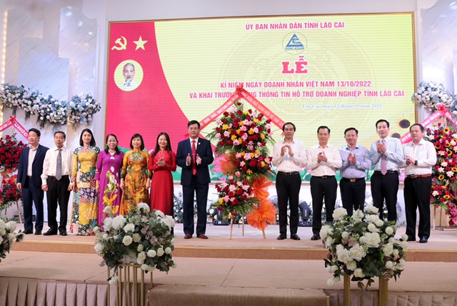 Lãnh đạo tỉnh Lào Cai tặng hoa các Doanh nhân chúc mừng ngày Doanh nhân Việt Nam