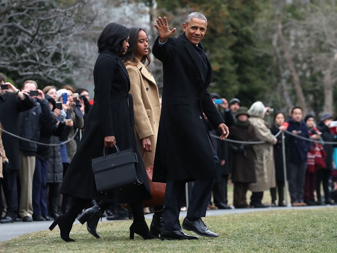 Obama lau nước mắt khi cám ơn vợ trong bài phát biểu chia tay