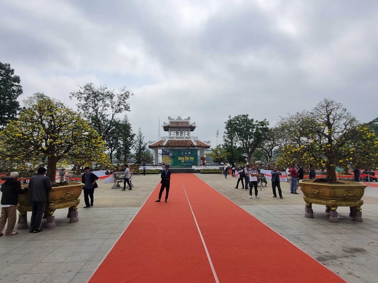 Cuộc thi “Hoàng mai Huế - Kiệt tác mùa Xuân” Diễn ra từ 28/1 – 7/2 tại công viên Thương Bạc (thành phố Huế).