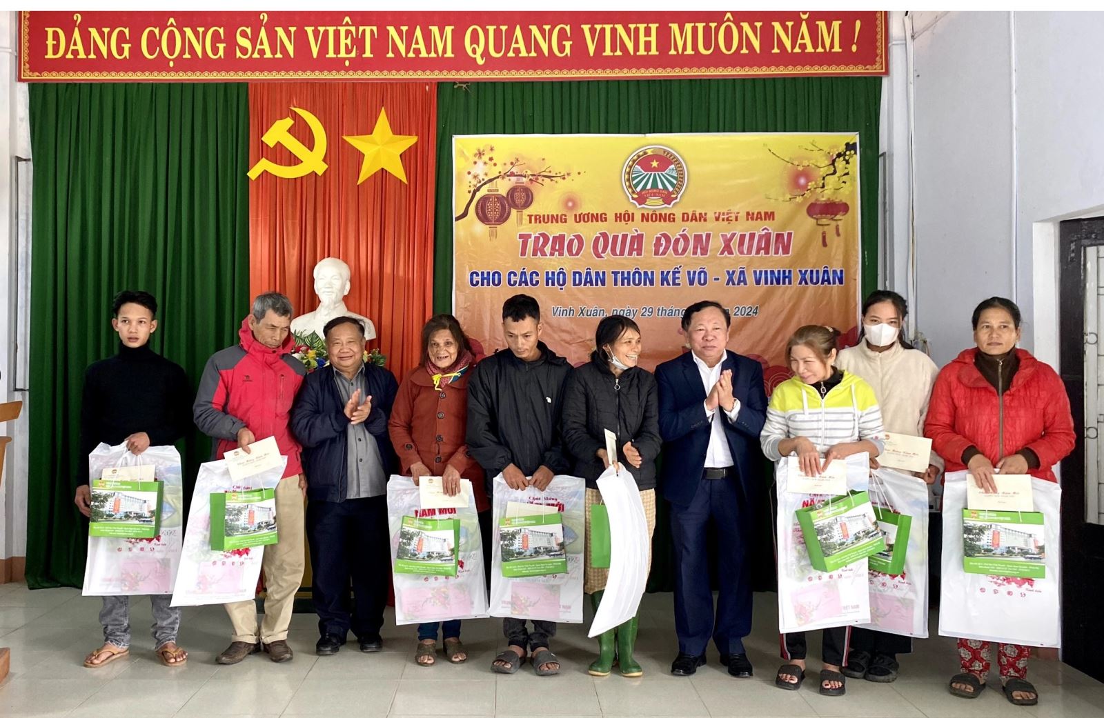 Lãnh đạo Trung ương Hội Nông dân Việt Nam và Hội Nông dân tỉnh Thừa Thiên Huế trao quà cho người dân.