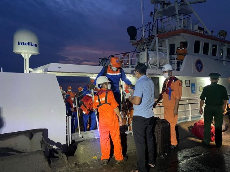 Lực lượng chức năng đưa các thuyền viên gặp nạn vào bờ để trú bảo an toàn.