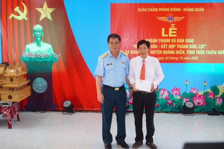 Quân chủng Phòng không - Không quân đã trao tặng 10 Nhà tình nghĩa và Nhà đại đoàn kết, tặng hàng ngàn suất quà cho người nghèo ở TT- Huế.