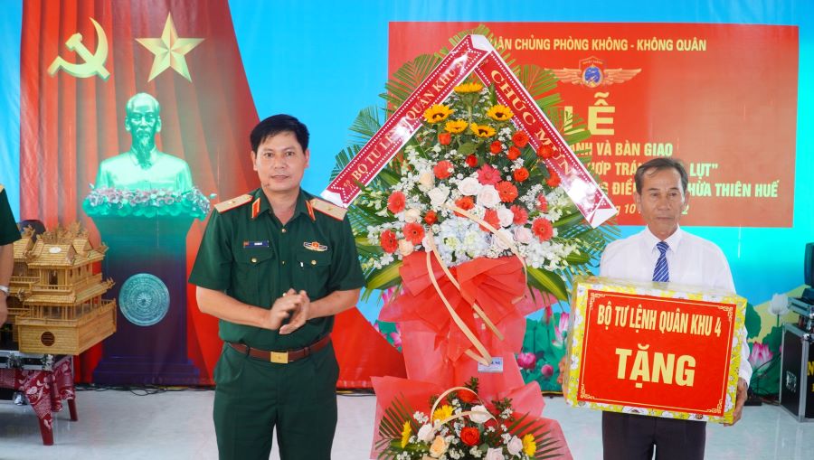 Đại diện Bộ Tư lệnh Quân khu 4 trao tặng quà.