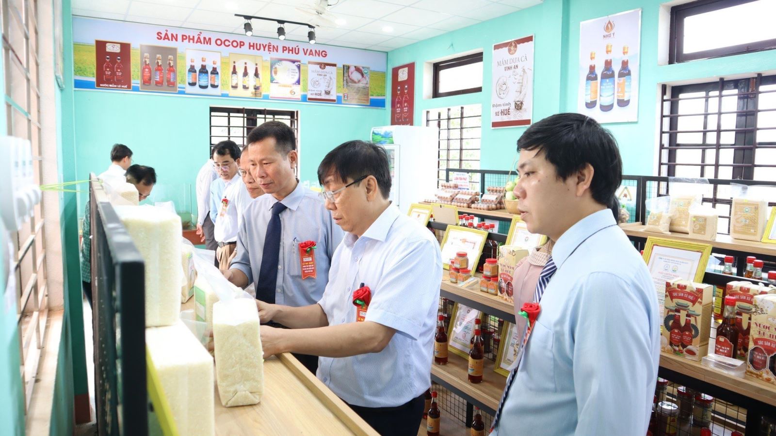Các sản phẩm được giới thiệu, trưng bày và bán tại gian hàng gồm các sản phẩm OCOP của huyện Phú Vang.