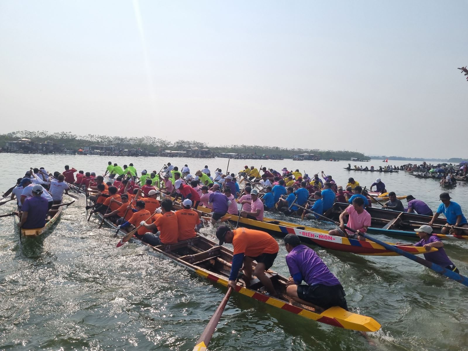 Giải đua ghe truyền thống làng Triều Sơn Đông năm 2024 thu hút hơn 300 vận động viên của 10 đội thi đấu đến từ các địa phương ở Thừa Thiên Huế.
