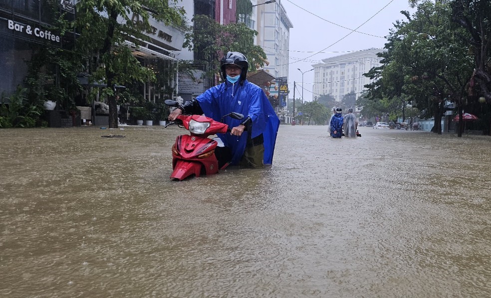 Nhiều tuyến đường tại thành phố Huế vẫn ngập sâu ảnh hưởng giao thông qua lại.