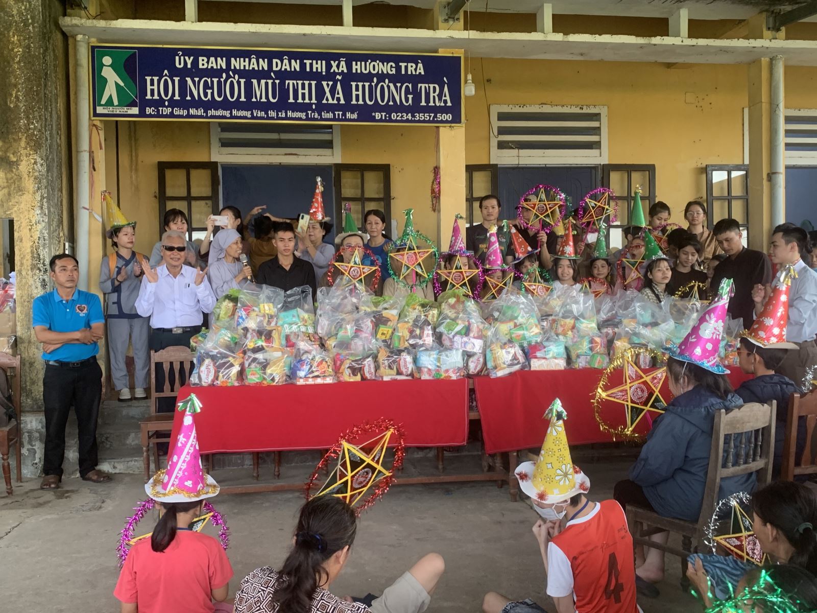 Đoàn từ thiện chùa Phổ Quang (TP. Huế) đã đến thăm và trao 100 suất quà trung thu cho các em khuyết tật, con người mù nghèo ở Hương Trà.
