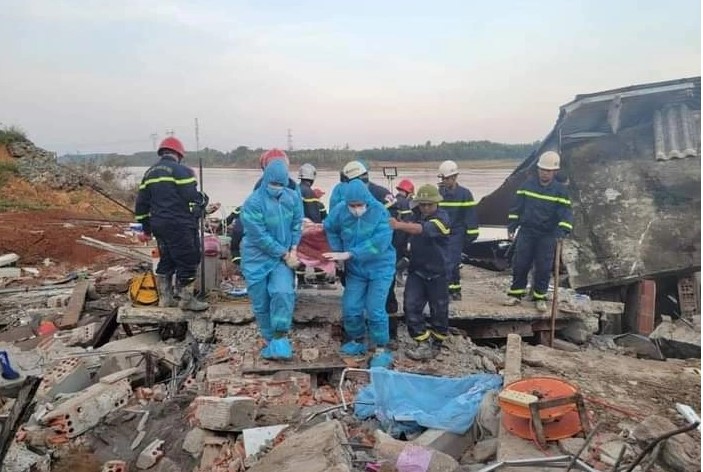 Lực lượng cứu hộ đã tìm thấy và đưa nạn nhân vụ sập ra khỏi đống đổ nát.