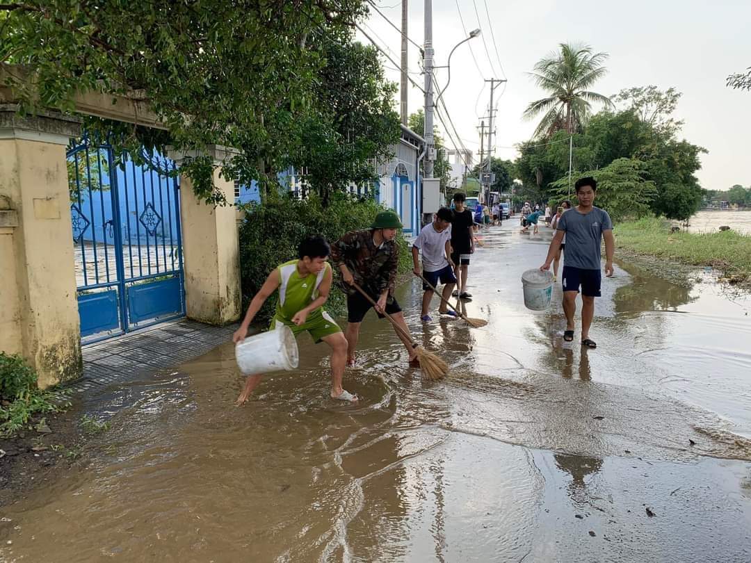 Người dân TT- Huế đang khẩn trương khắc phục hậu quả lũ lụt với tinh thần “nước rút đến đâu, khắc phục đến đó”.