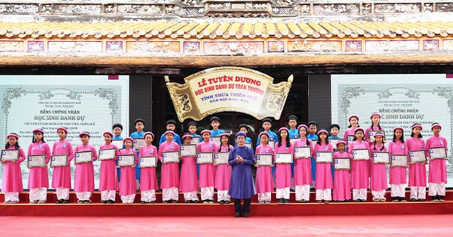 Lãnh đạo tỉnh Thừa Thiên- Huế tuyên dương học sinh tiêu biểu, đạt thành tích xuất sắc.