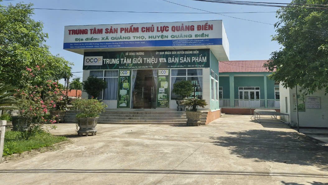 Trung tâm trung bày sảm phẩm OCCOP địa phương.