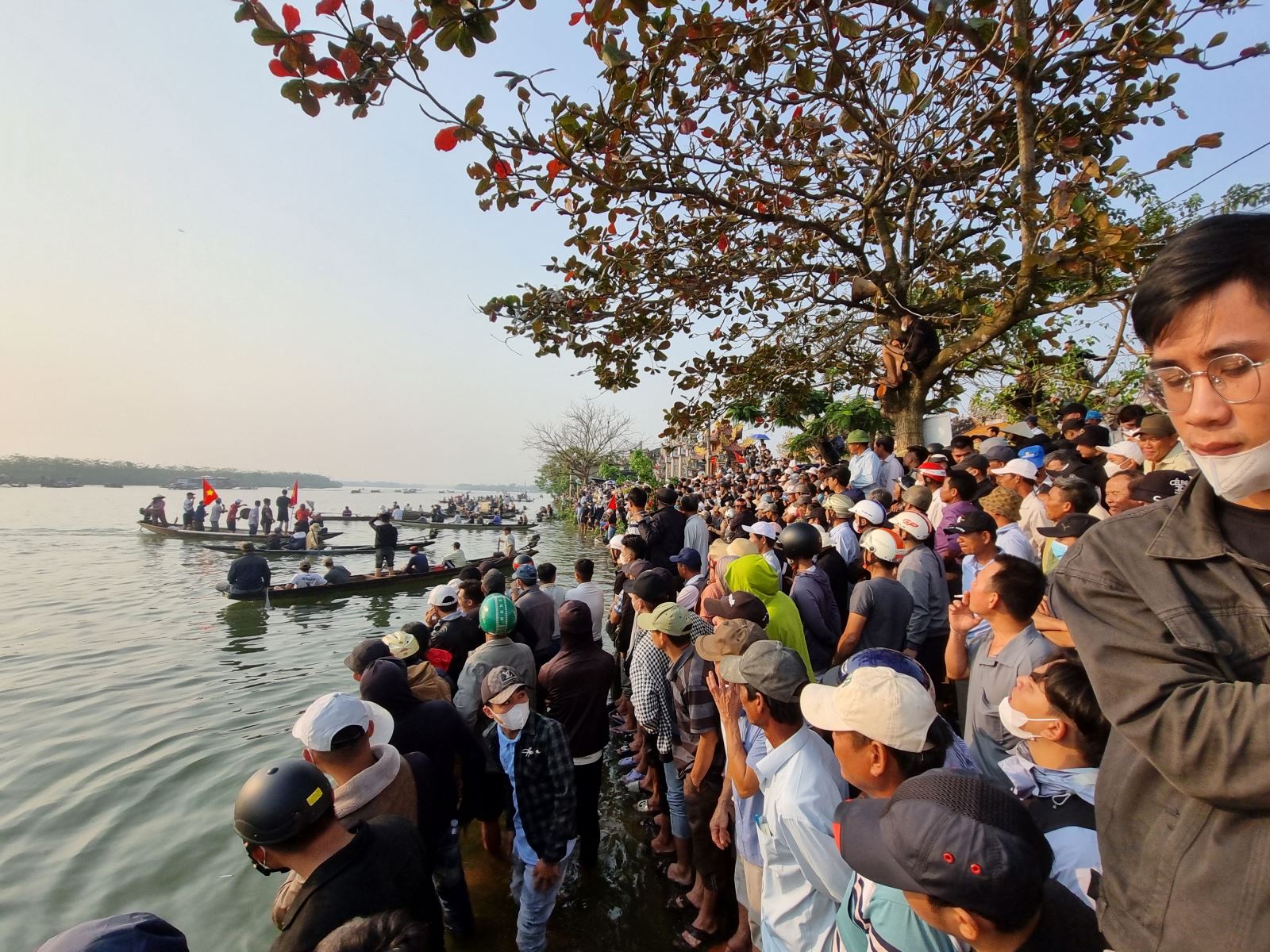 Hàng nghìn người dân cùng du khách khắp nơi đã đổ về cùng reo hò náo nhiệt ở hai bên bờ sông Hương để cổ vũ cho các đội đua.