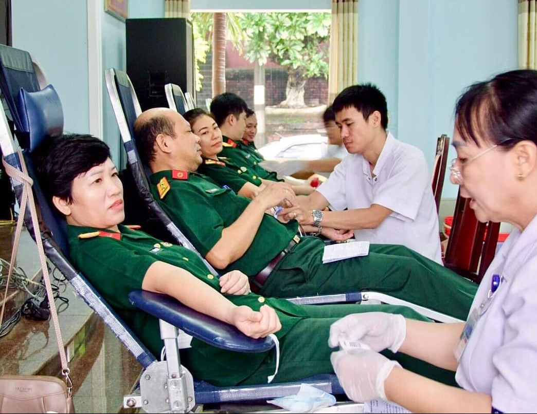 Đông đảo cán bộ, chiến sĩ, y bác sĩ của Bệnh viện quân y 268 Huế tham gia hiến máu.