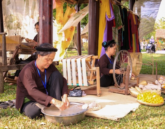 Sau đêm khai mạc, Festival sẽ tiếp tục được tổ chức ở dọc 2 bờ sông Hương và nhiều khu vực khác trong thành phố  Huế quy tụ sự tham gia của 69 làng nghề, cơ sở nghề - đại diện cho tinh hoa nghề Việt.