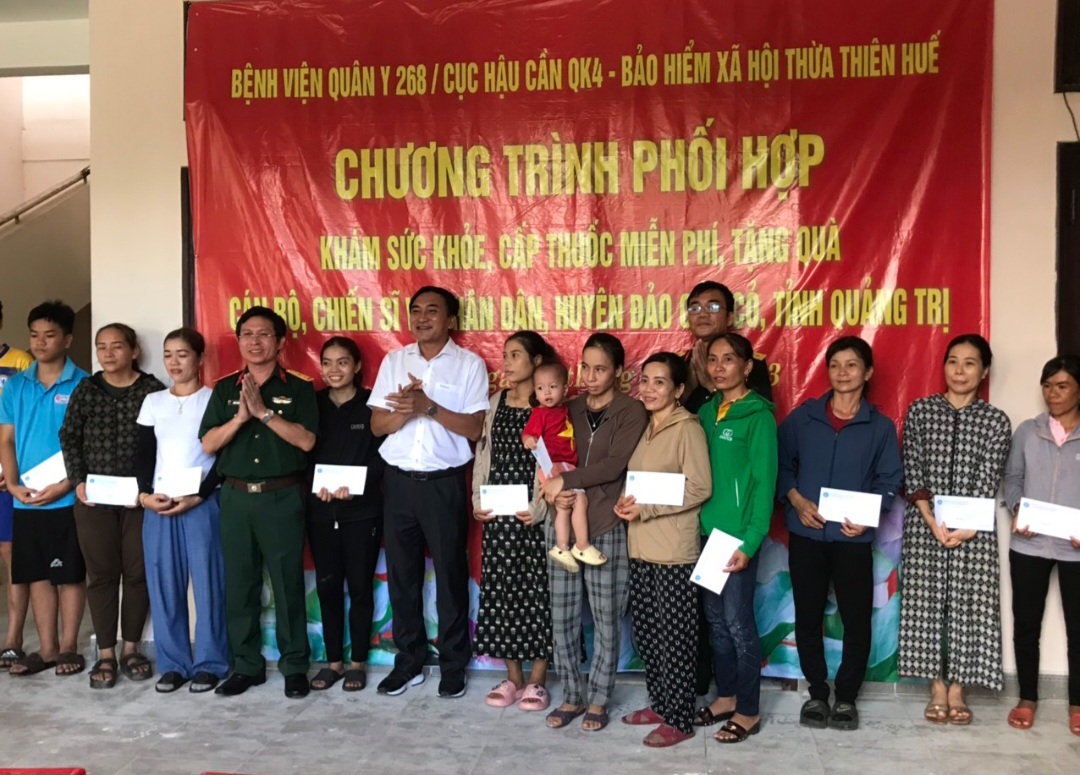 Ban giám đốc Bệnh viện Quân y 268 và BHXH tỉnh Thừa Thiên Huế tặng quà cho nhân dân huyện đảo Cồn Cỏ.
