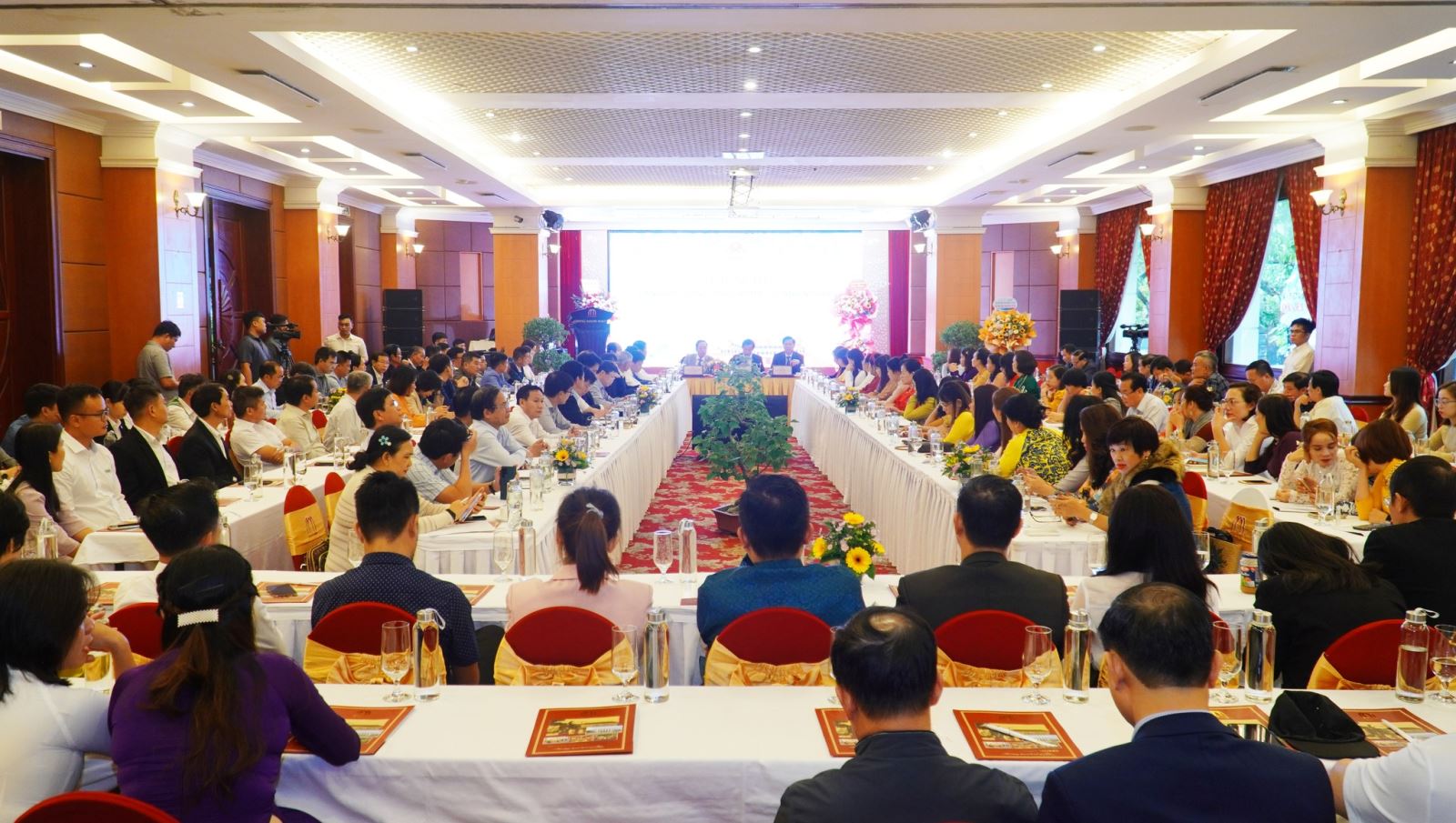 Hội nghị Lãnh đạo UBND tỉnh TT- Huế gặp mặt doanh nghiệp, chúc mừng Ngày Doanh nhân Việt Nam.