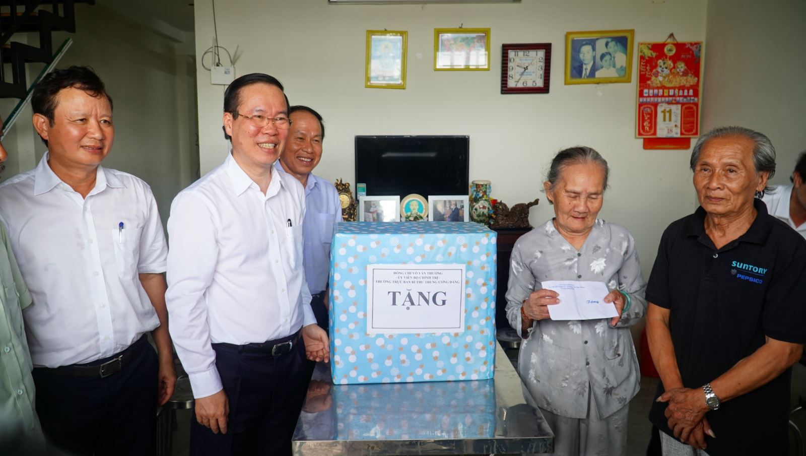 Thường trực Ban Bí thư Võ Văn Thưởng tặng quà cho các gia đình có hoàn cảnh khó khăn ở TP. Huế.
