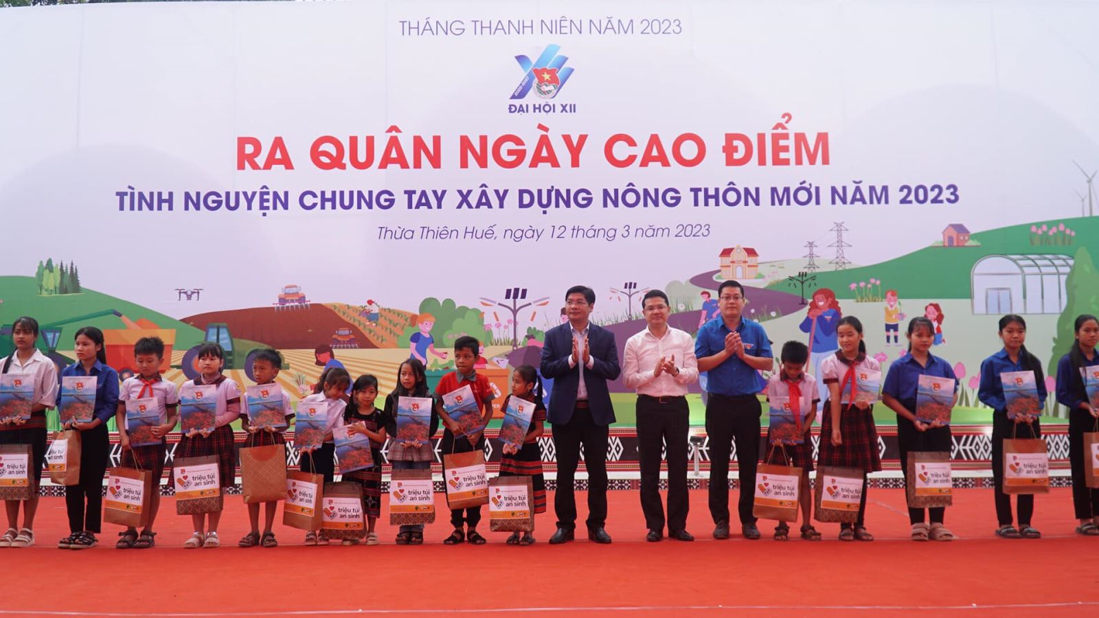 Đại diện Trung ương Đoàn trao hỗ trợ Thừa Thiên- Huế nguồn lực xây dựng nông thôn mới thôn.