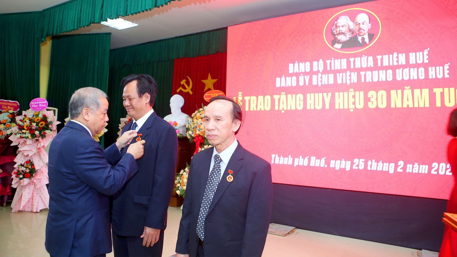 Phó Bí thư thường trực Tỉnh ủy Thừa Thiên- Huế trao tặng Huy hiệu 30 năm tuổi Đảng cho cho 02 bác sĩ Bệnh viện TW Huế.