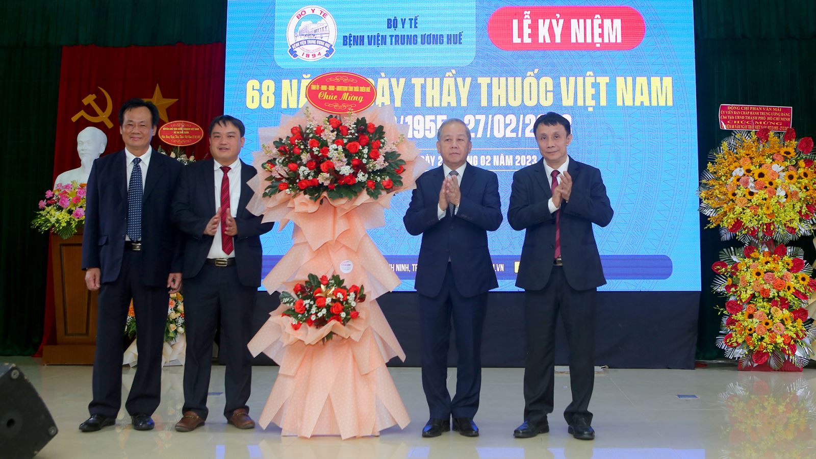 Lãnh đạo Thừa Thiên- Huế đã trao tặng lẵng hoa chúc mừng của Quyền Chủ tịch nước Võ Thị Ánh Xuân cho Ban Giám đốc Bệnh viện TW Huế.