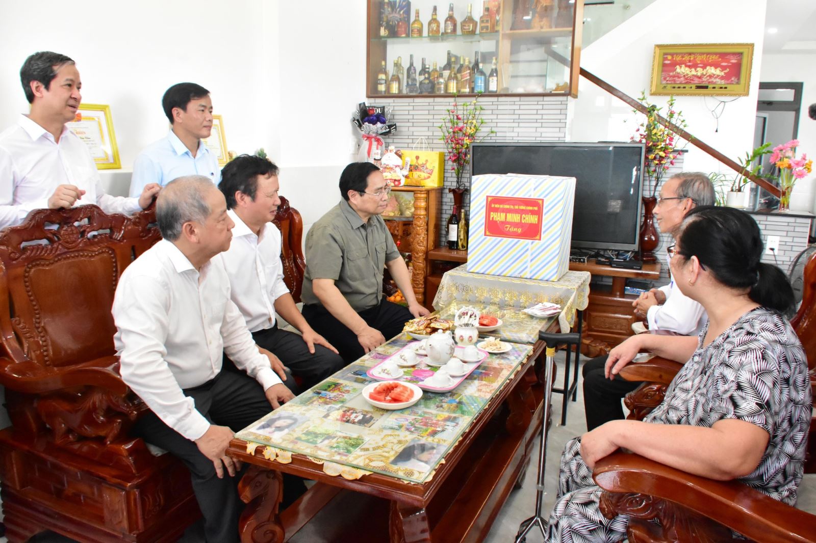 Thủ tướng Chính phủ Phạm Minh Chính cùng đoàn công tác đã đi thăm hỏi, tặng quà động viên bà con khu tái định cư Hương Sơ (TP. Huế).