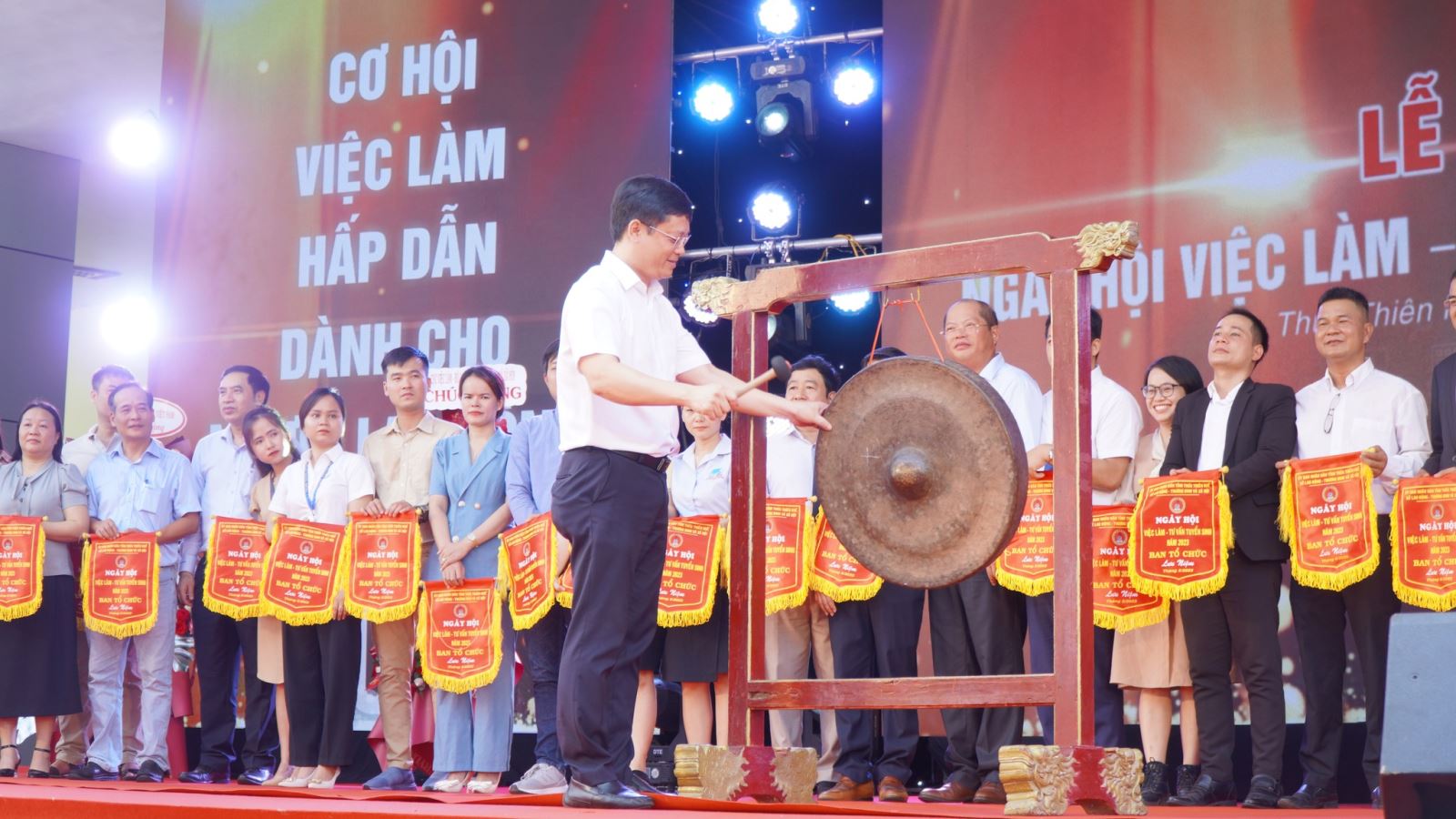 Lãnh đạo tỉnh Thừa Thiên- Huế đánh chiêng khai mạc Ngày hội Việc làm - Tư vấn tuyển sinh tỉnh năm 2023