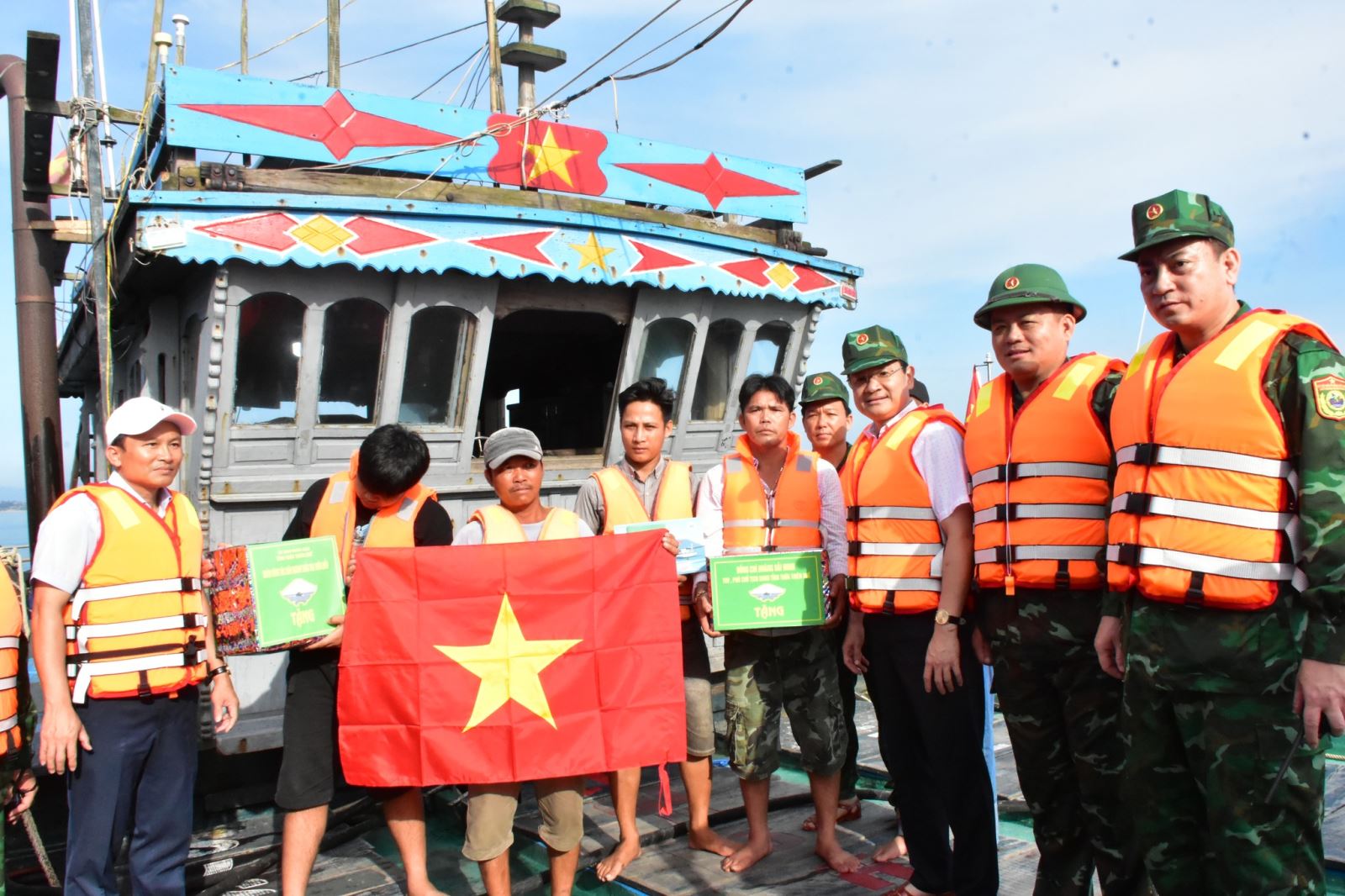 Đoàn công tác liên ngành tặng quà, cờ Tổ quốc cho các tàu cá.