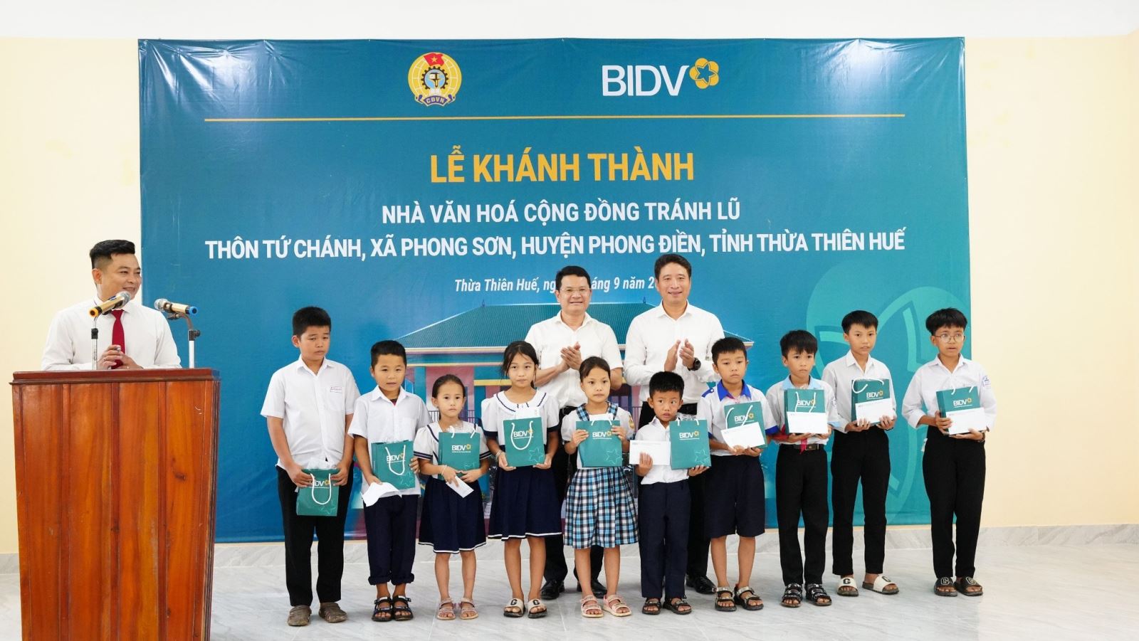 BIDV trao 40 phần quà cho các em học sinh có hoàn cảnh khó khăn trên địa bàn 2 xã  Phong Sơn và Phong Bình năm học mới.