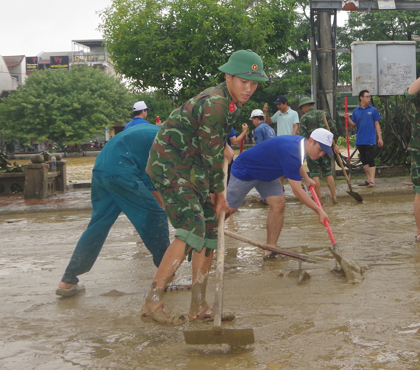 Dọn dẹp bùn đất sau lũ ở các tuyến đường của thành phố Huế.