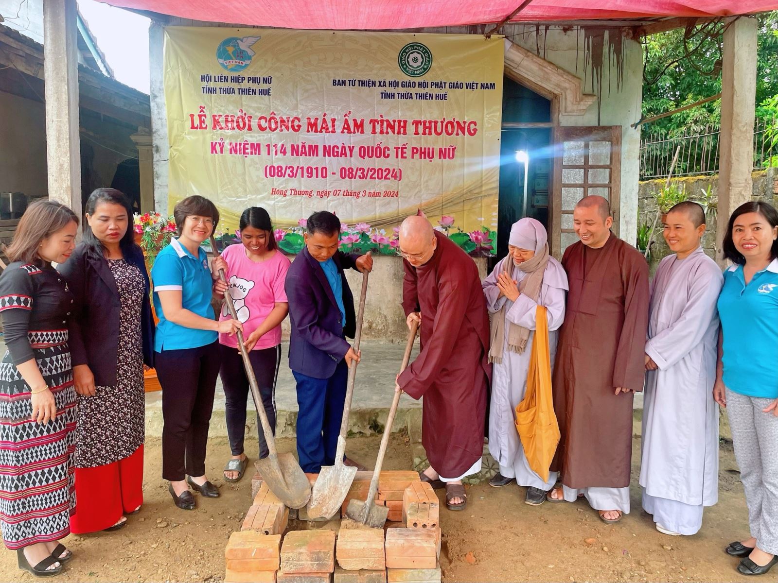 Ban Từ thiện Xã hội GHPGVN tỉnh Thừa Thiên Huế vừa phối hợp các tổ chức khởi công xây dựng nhà mái ấm tình thương cho gia đình bà Hồ Thị Hương.