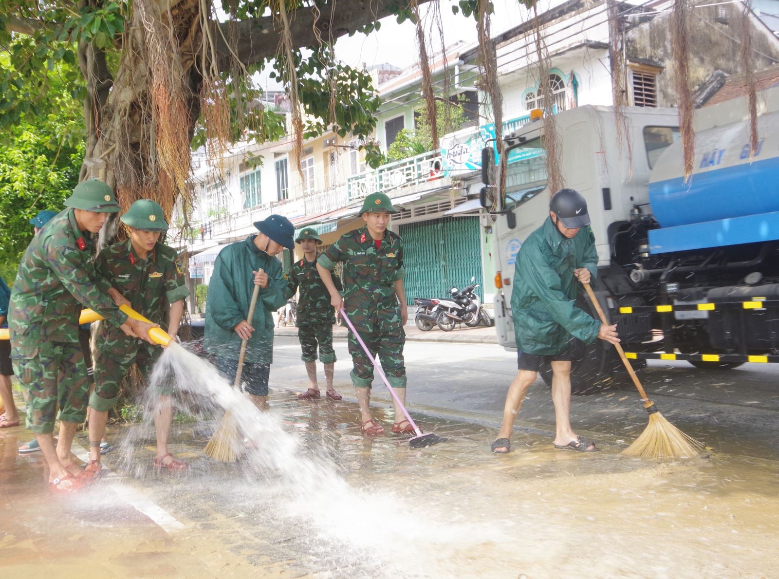 Bộ CHQS tỉnh Thừa Thiên- Huế đã điều động gần 200 cán bộ, chiến sĩ cùng với người dân tiến hành dọn bùn, đất và vệ sinh môi trường tại các tuyến đường TP. Huế.