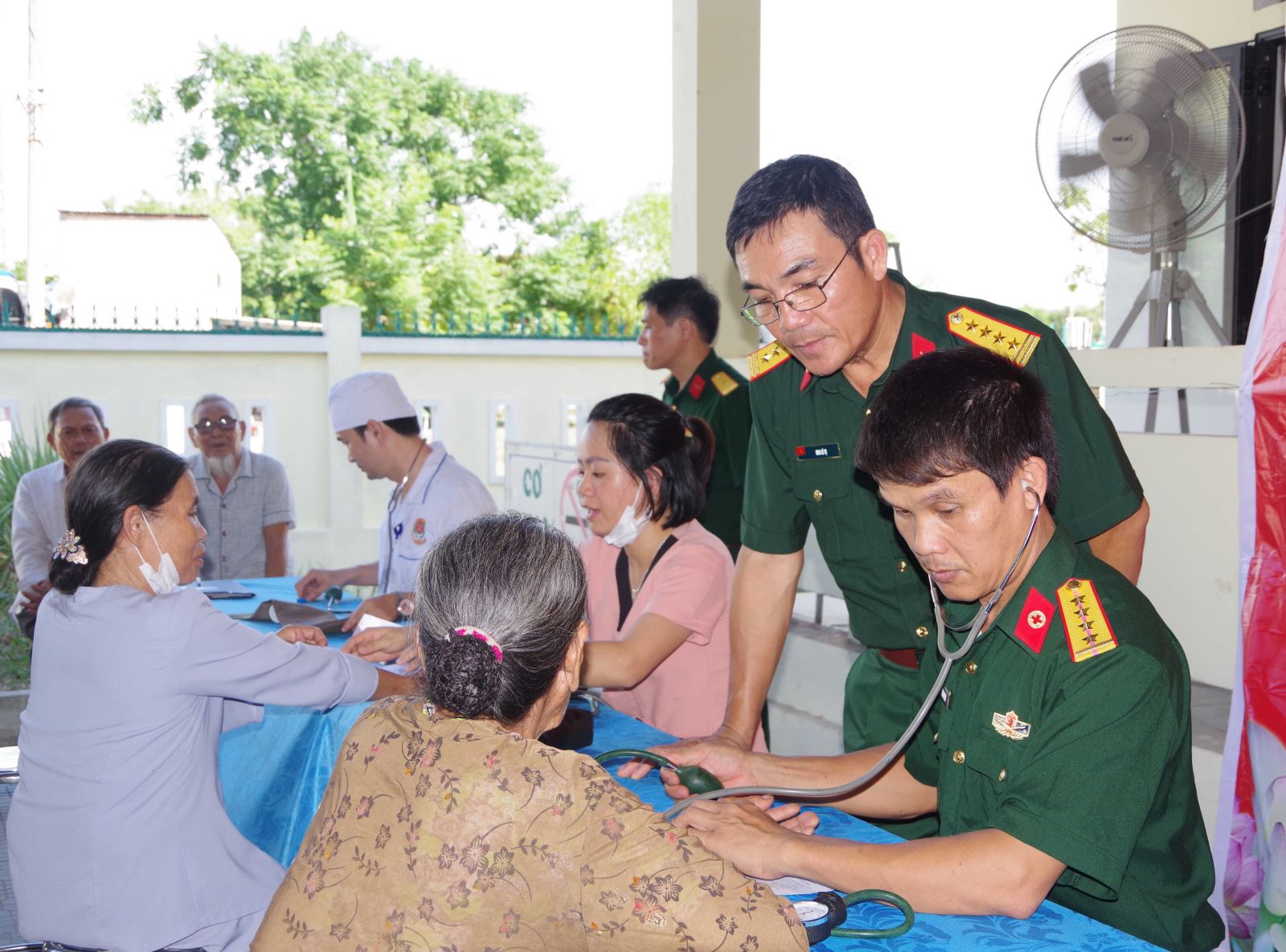 Bác sỹ Bệnh viện Quân y 268 khám và cấp phát thuốc miễn phí cho người dân.