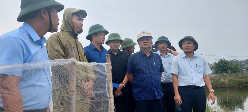 Bộ trưởng Lê Minh Hoan cùng đoàn công tác kiểm tra khu nuôi trồng thủy sản tại xã Quảng Công.