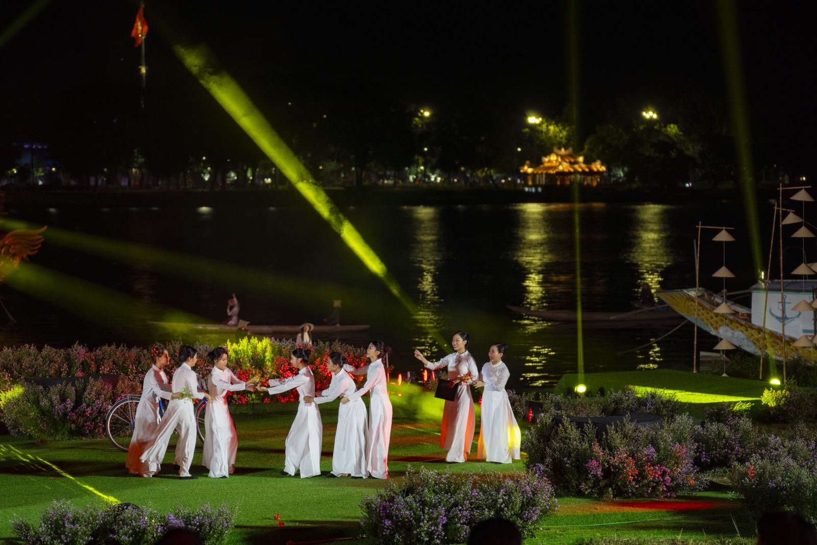 Tổng thể chương trình là câu chuyện kể về dòng sông Hương đã mang lại nhiều cảm xúc cho người dân địa phương và du khách tham gia vào lễ hội.