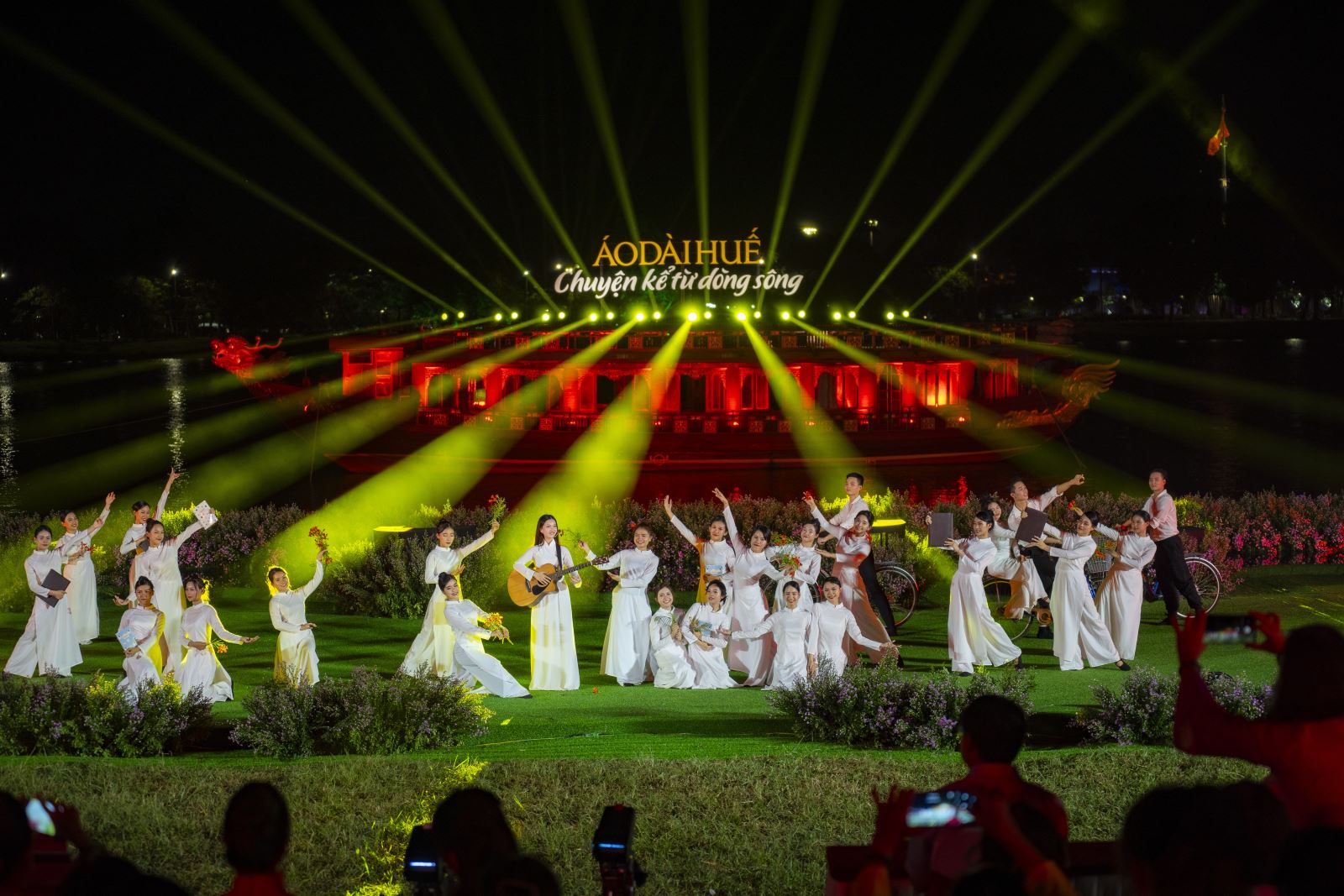 Lễ hội áo dài Huế 2023 là chương trình biểu diễn nghệ thuật độc đáo, sân khấu lễ hội lấy bối cảnh dòng sông Hương.
