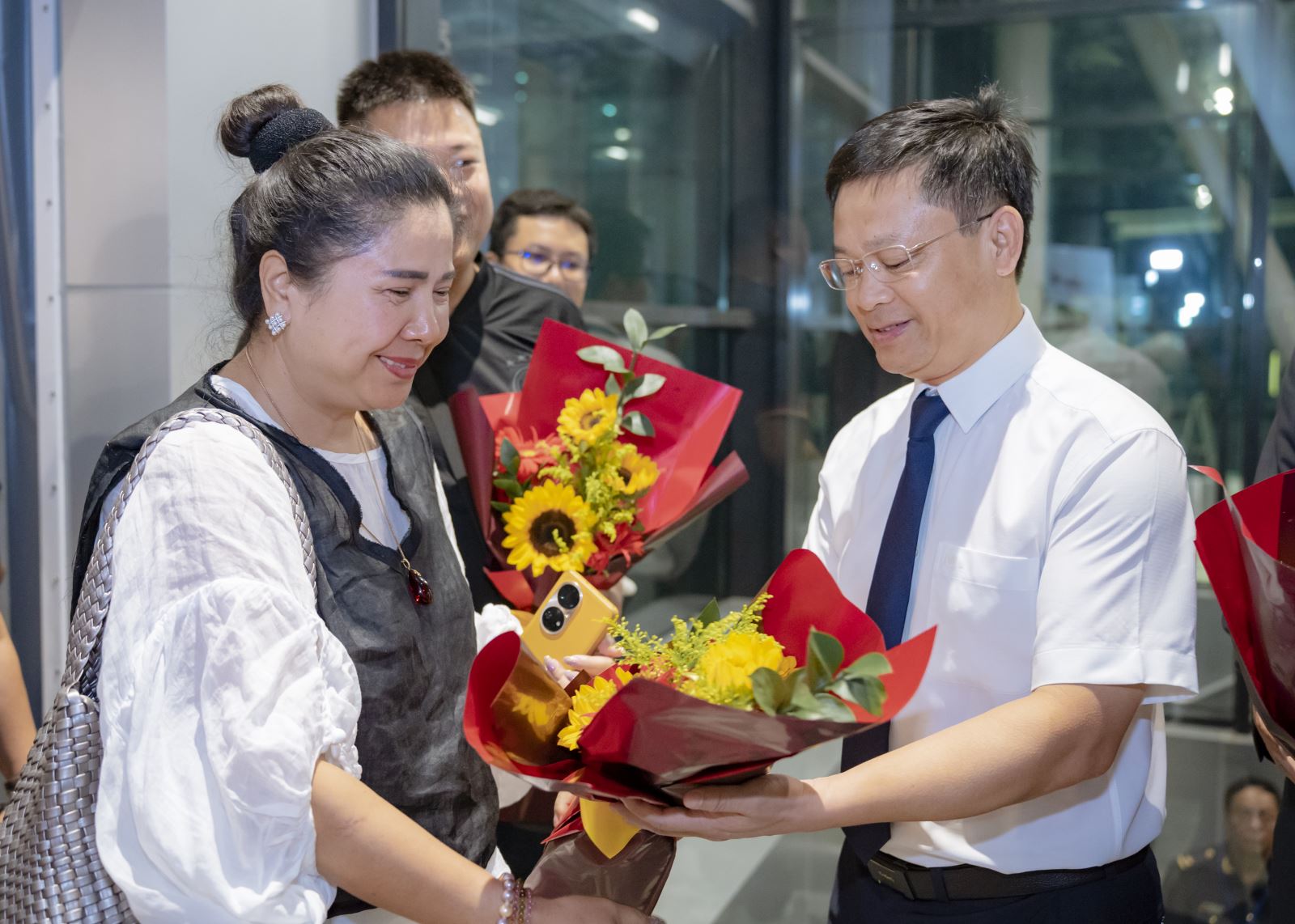 Lãnh đạo tỉnh Thừa Thiên- Huế tặng hoa chúc mừng hành hành khách.