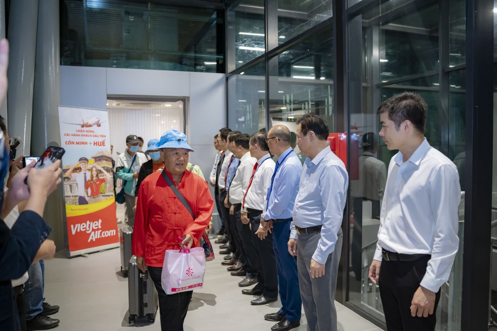 Chuyến bay quốc tế đầu tiên đến Nhà ga T2 - Cảng Hàng không quốc tế Phú Bài kết nối Thành phố Côn Minh (tỉnh Vân Nam, Trung Quốc) với tỉnh Thừa Thiên- Huế chở 230 hành khách.
