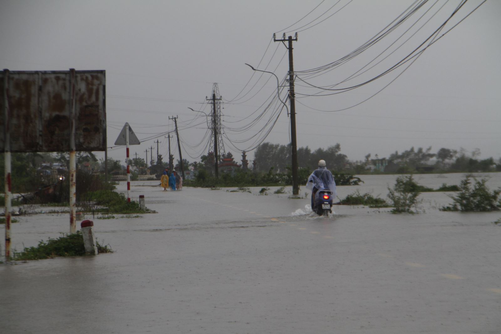 Mưa lớn kéo dài khiến nhiều nơi ở  tỉnh Thừa Thiên Huế bị ngập úng nghiêm trọng.