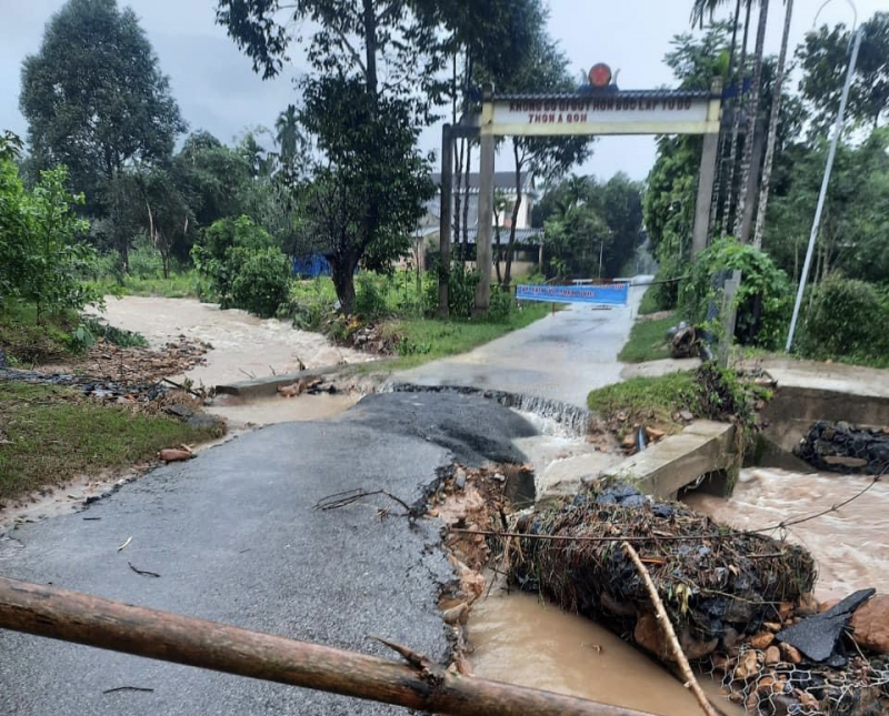 Mưa lớn khiến nhiều đoạn đường ở huyện miền núi Nam Đông bị sạt lở.