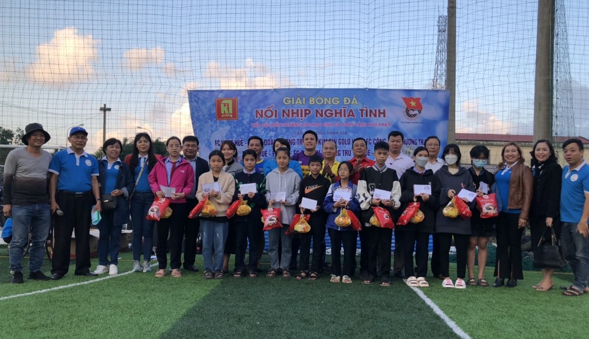 Ban tổ chức Giải bóng đá “Nối nhịp nghĩa tình- gắn kết yêu thương VTV lần thứ 28 năm 2022” trao 30 suất quà cho học sinh nghèo ở thị xã Hương Trà.